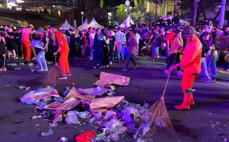 Bundaran HI Dipenuhi Sampah Usai Perayaan Tahun Baru 2025