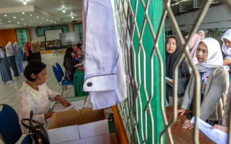 Siswa Baru di SMKN 3 Palangka Raya Dapat Seragam dan Sepatu Baru
