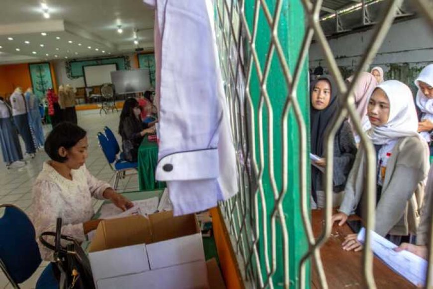 Siswa Baru di SMKN 3 Palangka Raya Dapat Seragam dan Sepatu Baru