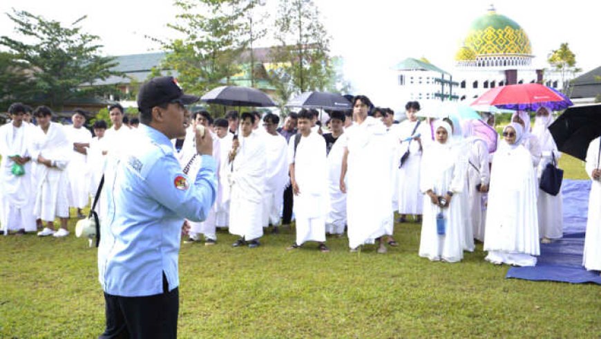 Gunakan Pakaian Ihram, Mahasiswa UIN Palangka Raya Praktik Simulasi Haji