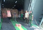 Tancap Gas Jalankan Perintah Prabowo, TNI AD Kirim Kapal Raksasa Angkut 88 Ton Bantuan ke Sumatera