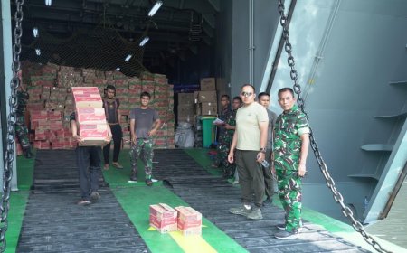 Tancap Gas Jalankan Perintah Prabowo, TNI AD Kirim Kapal Raksasa Angkut 88 Ton Bantuan ke Sumatera