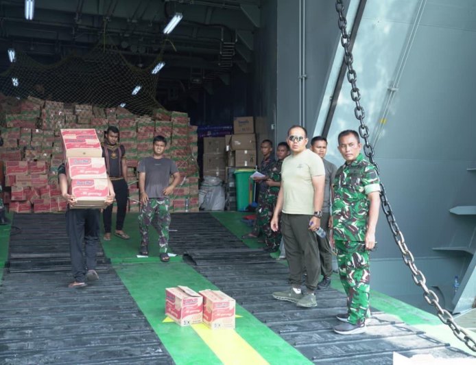 Tancap Gas Jalankan Perintah Prabowo, TNI AD Kirim Kapal Raksasa Angkut 88 Ton Bantuan ke Sumatera