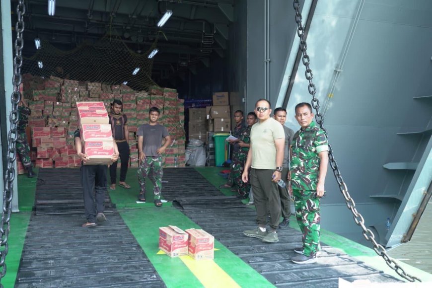 Tancap Gas Jalankan Perintah Prabowo, TNI AD Kirim Kapal Raksasa Angkut 88 Ton Bantuan ke Sumatera