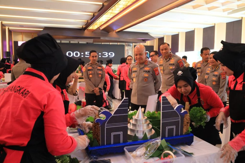 POLDA BANTEN GELAR LOMBA HIAS TUMPENG HKGB KE-74, PERKUAT KEBERSAMAAN BHAYANGKARI