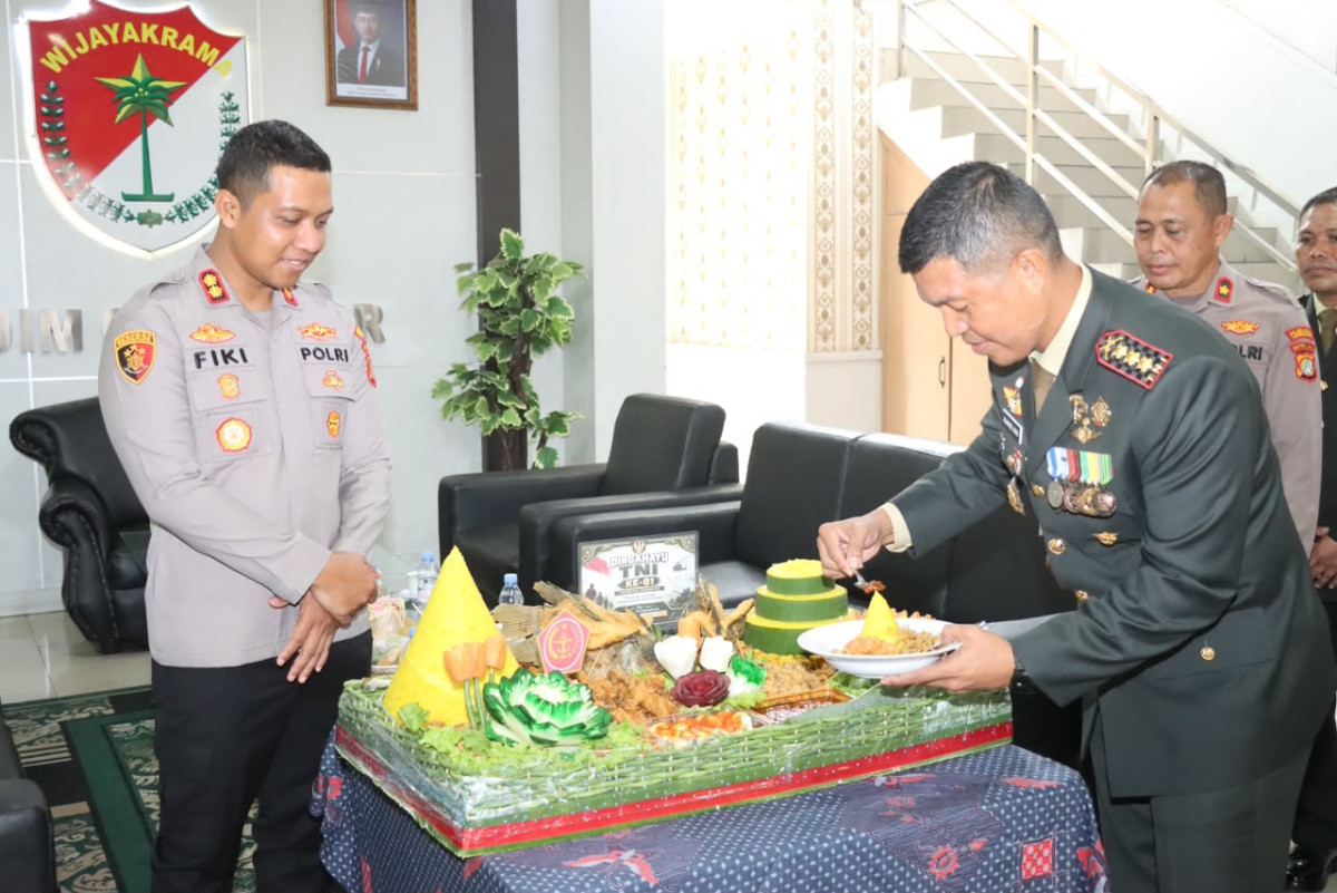 Beri Kejutan Tumpeng HUT ke-81 TNI, Polres Metro Tangerang Perkuat Sinergitas dengan Kodim 0506