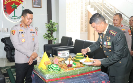 Beri Kejutan Tumpeng HUT ke-81 TNI, Polres Metro Tangerang Perkuat Sinergitas dengan Kodim 0506