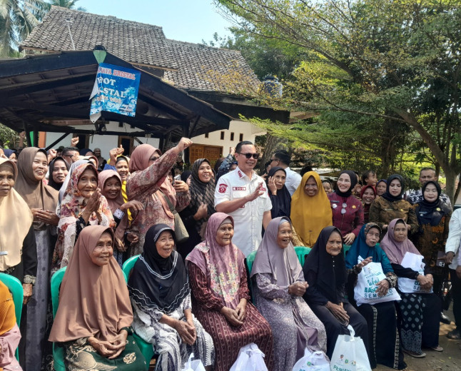 Sinergi Pemprov Banten, Wali Kota Serang Salurkan Bansos di Curug dan Siapkan Program 'Serang Cerdas'