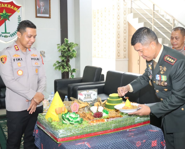 Beri Kejutan Tumpeng HUT ke-81 TNI, Polres Metro Tangerang Perkuat Sinergitas dengan Kodim 0506